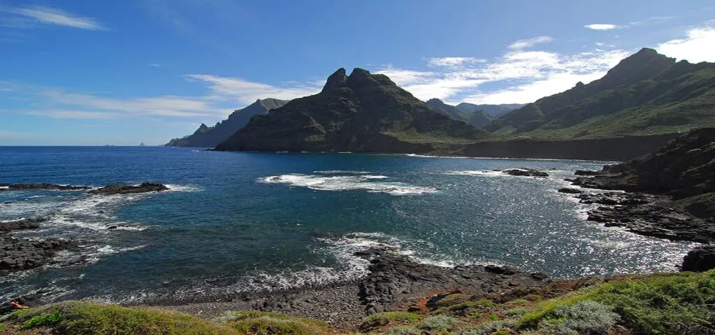 Sendero costero de Punta del Hidalgo con vistas al Atlántico y las montañas de Anaga al fondo, La Laguna, Tenerife