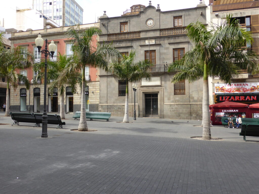 Triunfo de la Candelaria con el obelisco de mármol y el Palacio de Carta al fondo, Santa Cruz de Tenerife