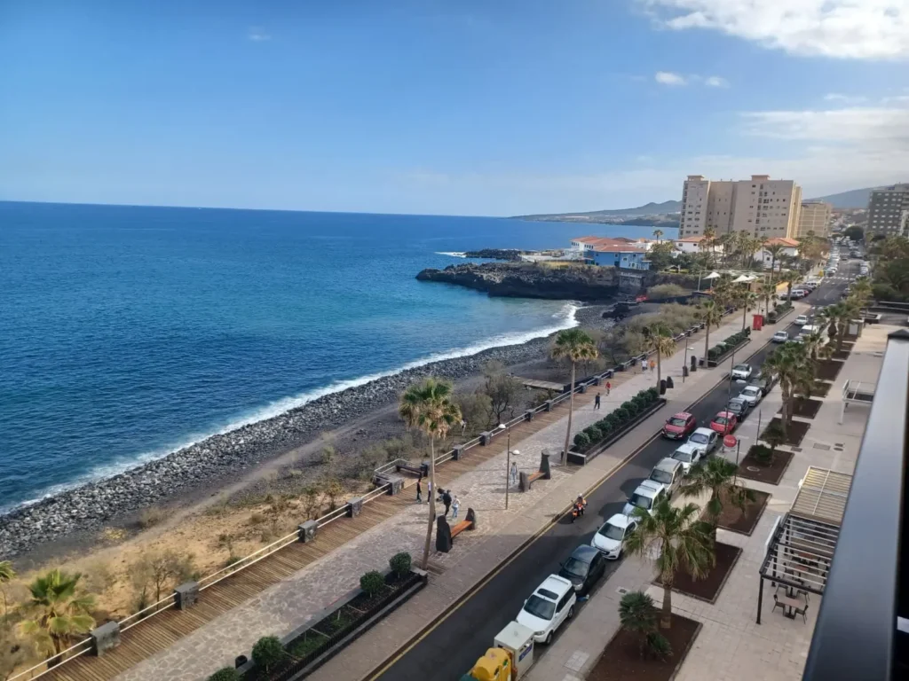 Vista aérea de la Playa de Punta Larga con arena negra volcánica y el paseo marítimo de Candelaria, Tenerife