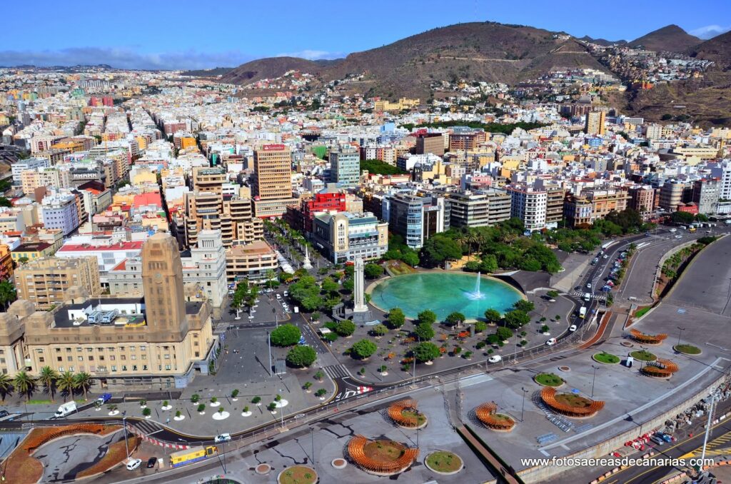 Vista aérea de la Plaza de España de Santa Cruz de Tenerife con el lago central y el puerto al fondo