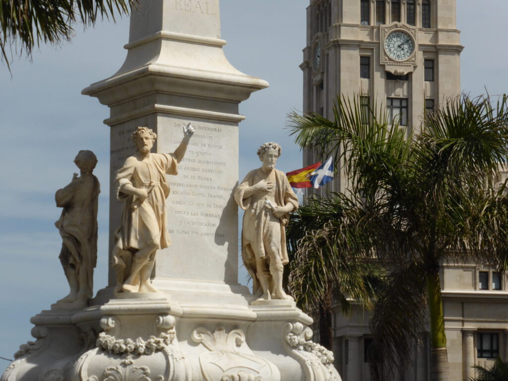 Vista de la Plaza de la Candelaria de Santa Cruz de Tenerife con el obelisco del Triunfo y las fachadas históricas