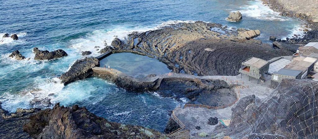 Vista de la costa volcánica de La Frontera en El Hierro con las piscinas naturales y el Atlántico
