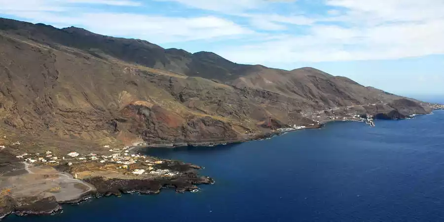 Vista de la costa volcánica de Timijiraque con barrancos y el Atlántico al fondo, El Hierro