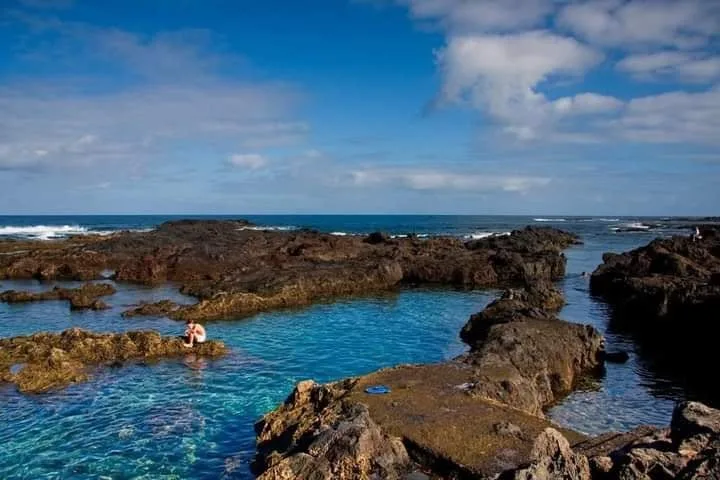 Vista del Charco Las Furnias en Punta del Hidalgo con rocas de lava y el Atlántico al fondo, Tenerife