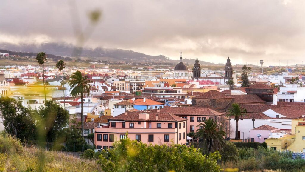 Vista del casco histórico de La Laguna con tejados, torres y el Teide al fondo, San Cristóbal de La Laguna, Tenerife