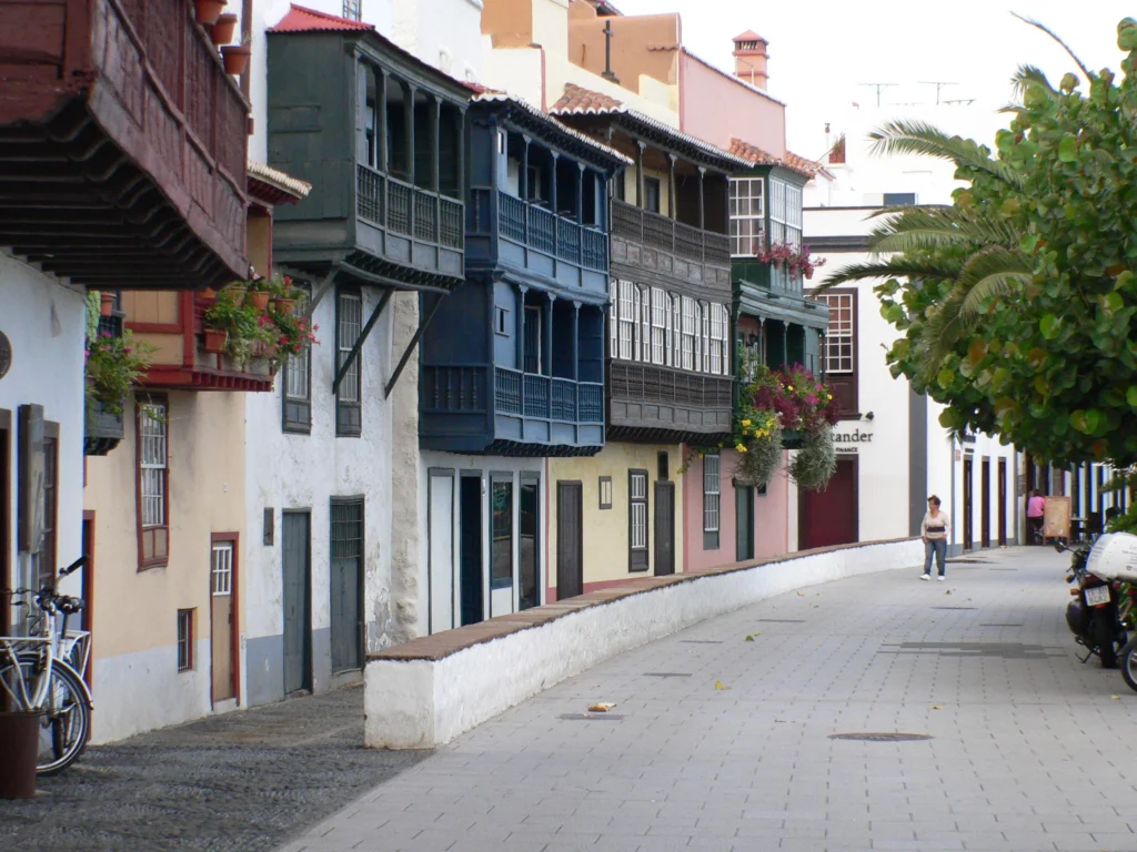 Vista del casco histórico de Santa Cruz de La Palma desde el paseo marítimo, con balcones canarios y el mar, La Palma