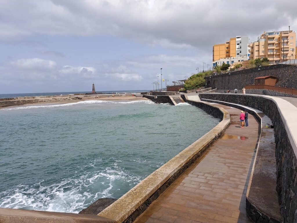 Vista del paseo marítimo de Bajamar con las piscinas naturales y las montañas de Anaga al fondo, La Laguna, Tenerife