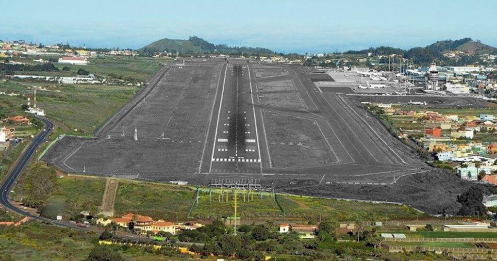 Vista exterior del aeropuerto Tenerife Norte Los Rodeos con pista de aterrizaje y montañas al fondo, Tenerife