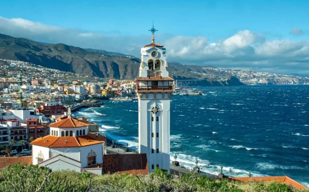 Vista panorámica de Candelaria con la Basílica y el litoral volcánico del sureste de Tenerife
