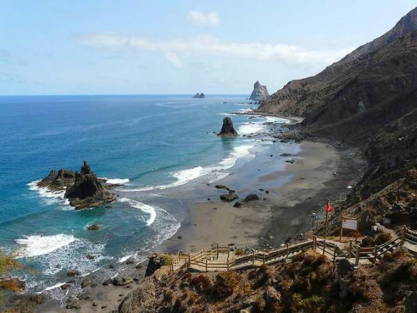 Vista panorámica de la Playa de Benijo desde los acantilados de Anaga con el Atlántico al fondo, Tenerife
