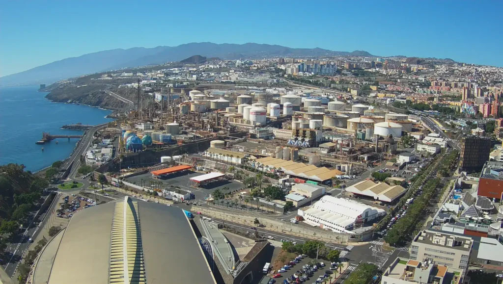 Vista panorámica sur de Santa Cruz de Tenerife desde la Torre 1 con el puerto, el Auditorio y el Teide al fondo