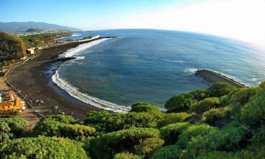 playa de Tazacorte La Palma arena negra volcánica vista desde el mar