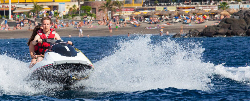 Actividades acuáticas y paseo marítimo junto a la Playa de Fañabé en Costa Adeje Tenerife