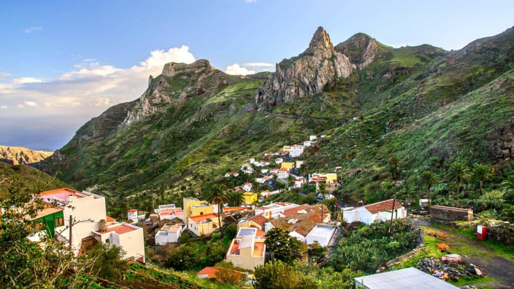 Alajeró La Gomera paisaje volcánico con barrancos y costa sur de la isla vista desde el interior