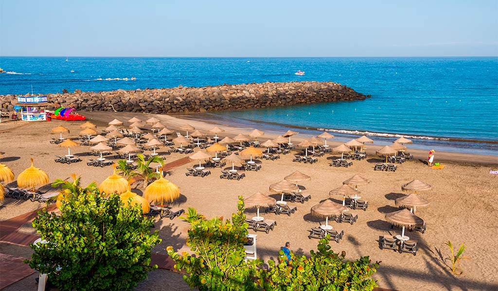 Arena dorada y aguas turquesas de la playa familiar Playa Torviscas en Costa Adeje Tenerife