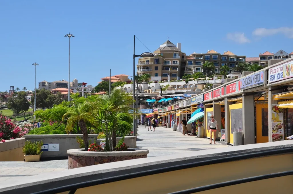 Arena dorada y paseo marítimo de la Playa de Fañabé Costa Adeje Tenerife
