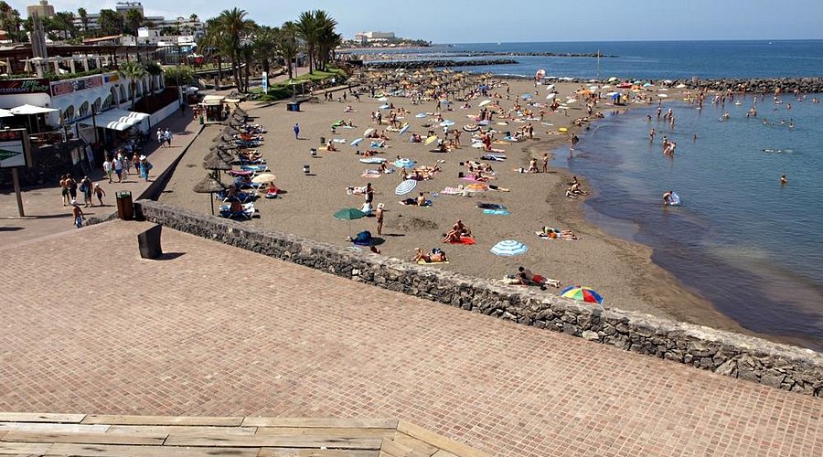 Arena volcánica oscura de la playa del Bobo Adeje con aguas turquesas al fondo, Costa Adeje Tenerife