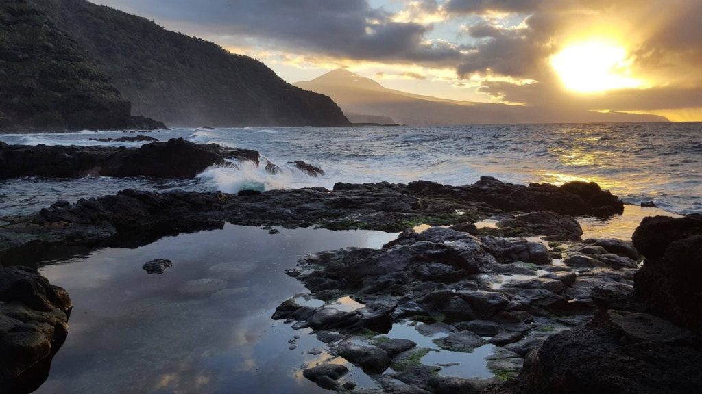 Atardecer en Mesa del Mar Tacoronte con luz dorada sobre la piscina natural en Tenerife