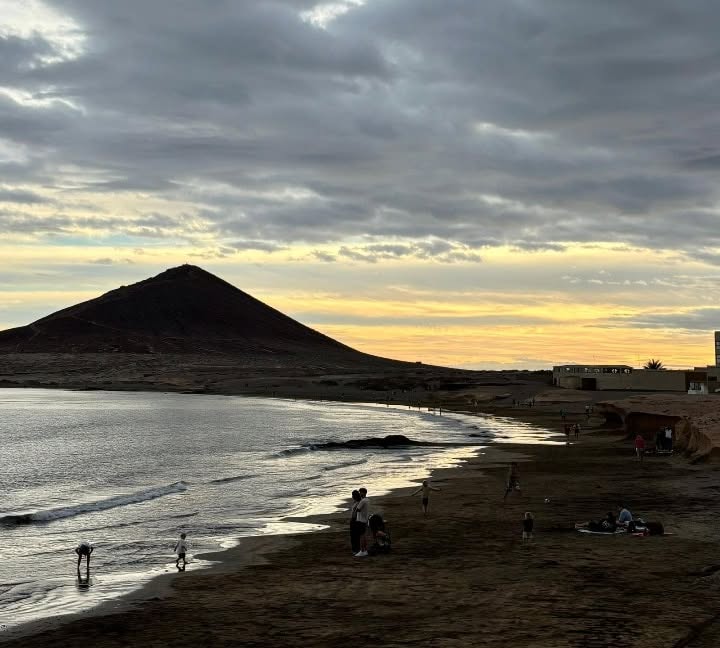 Atardecer en Playa Grande en El Médano con Montaña Roja al fondo en Tenerife