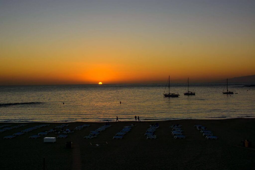 Atardecer en la Playa El Beril Costa Adeje con vistas a La Gomera en el horizonte