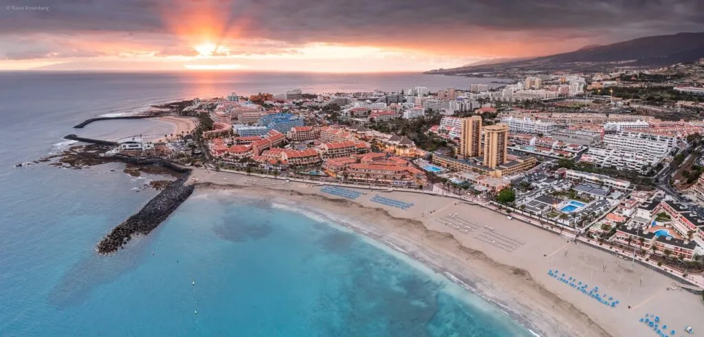 Atardecer en la Playa Las Vistas Los Cristianos Tenerife con el puerto de Arona al fondo