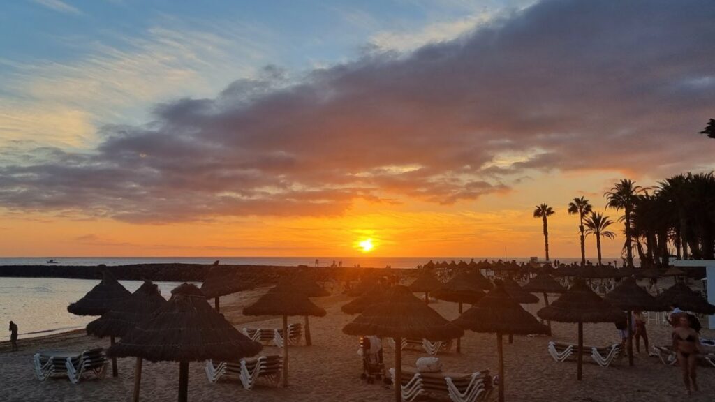 Atardecer en la playa Torviscas Costa Adeje Tenerife con vistas al Atlántico y La Gomera