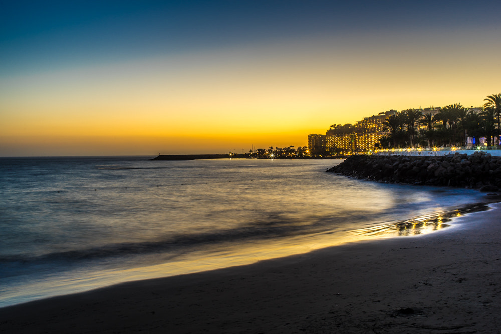 Atardecer en la playa de Patalavaca con el Atlántico al fondo, costa tranquila de Mogán
