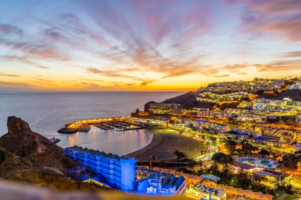 Atardecer en la playa de Puerto Rico con el Atlántico al fondo, playa turística en Mogán, Gran Canaria