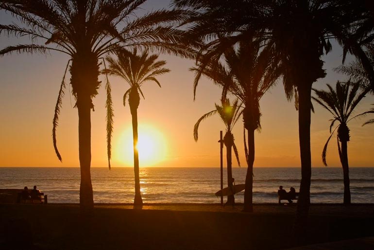 Atardecer en la playa de Troya Costa Adeje Tenerife con La Gomera al fondo