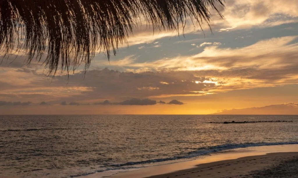 Atardecer en la playa del Duque Costa Adeje Tenerife con vistas a La Gomera