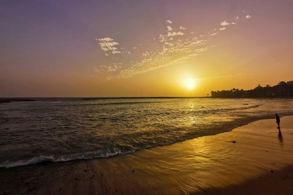 Atardecer en la playa el Camisón Arona Tenerife sur con vistas al Atlántico y La Gomera al fondo
