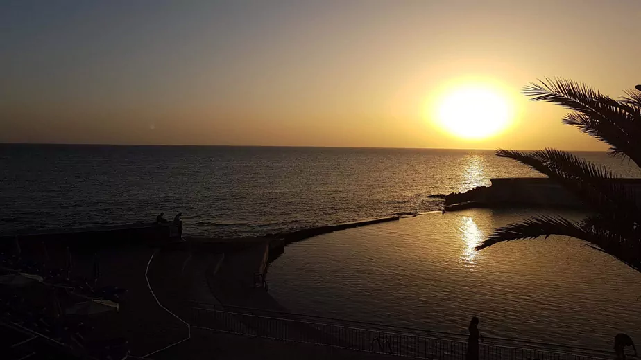 Atardecer en playa La Lajilla en Arguineguín con el Atlántico al fondo, playa tranquila en Gran Canaria