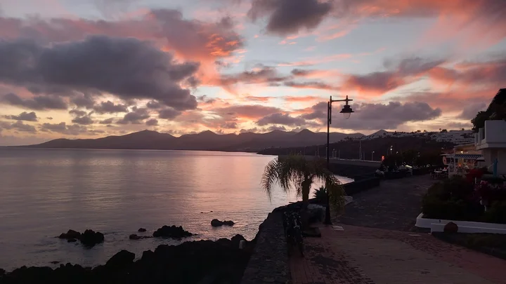 Avenida de las Playas Puerto del Carmen Lanzarote con restaurantes y paseo marítimo al atardecer