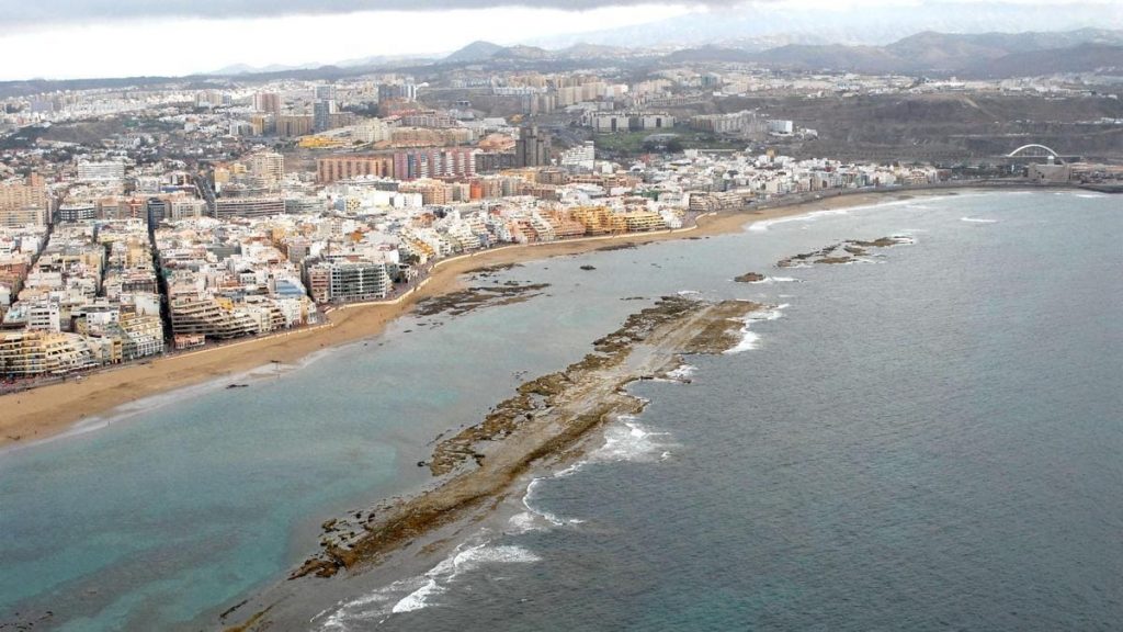 Bañistas en Playa Grande Las Canteras con la barra de arenisca y aguas cristalinas, Gran Canaria