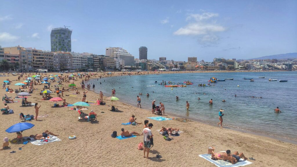 Bañistas en la playa de Las Canteras con la barra de arenisca y aguas cristalinas, Las Palmas Gran Canaria