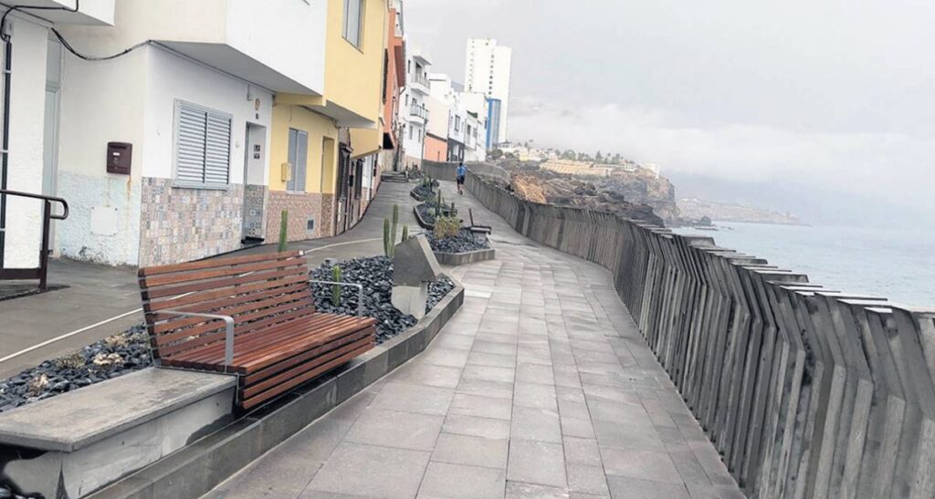 Calles estrechas y casas tradicionales del barrio marinero Punta Brava en Puerto de la Cruz Tenerife