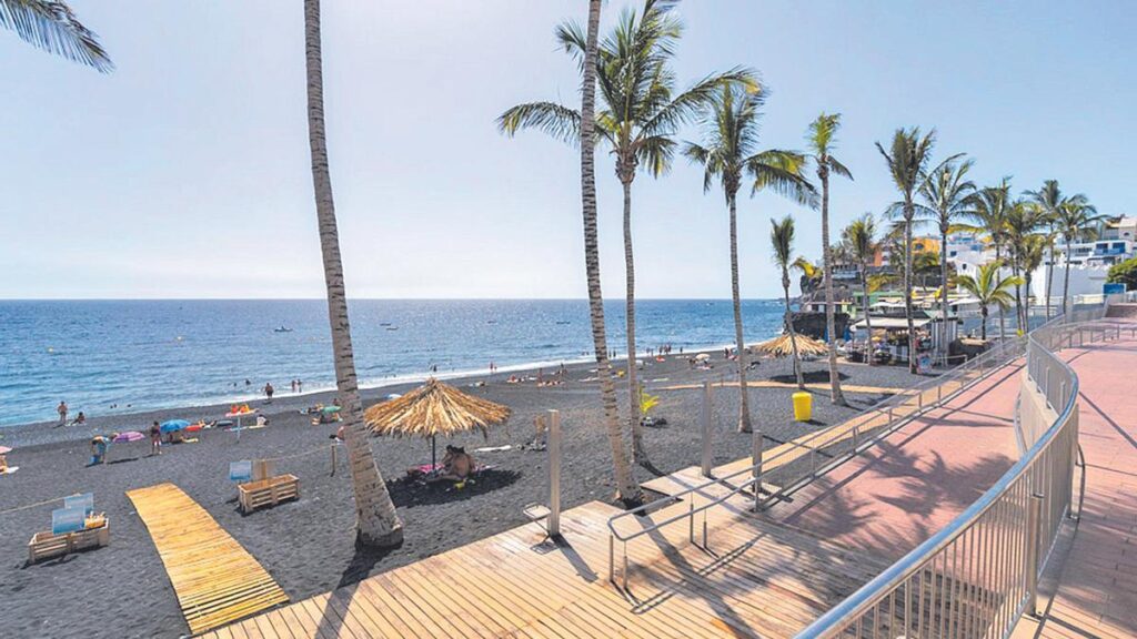 Cámara en directo Puerto Naos La Palma con bañistas y paseo marÃtimo, Los Llanos de Aridane
