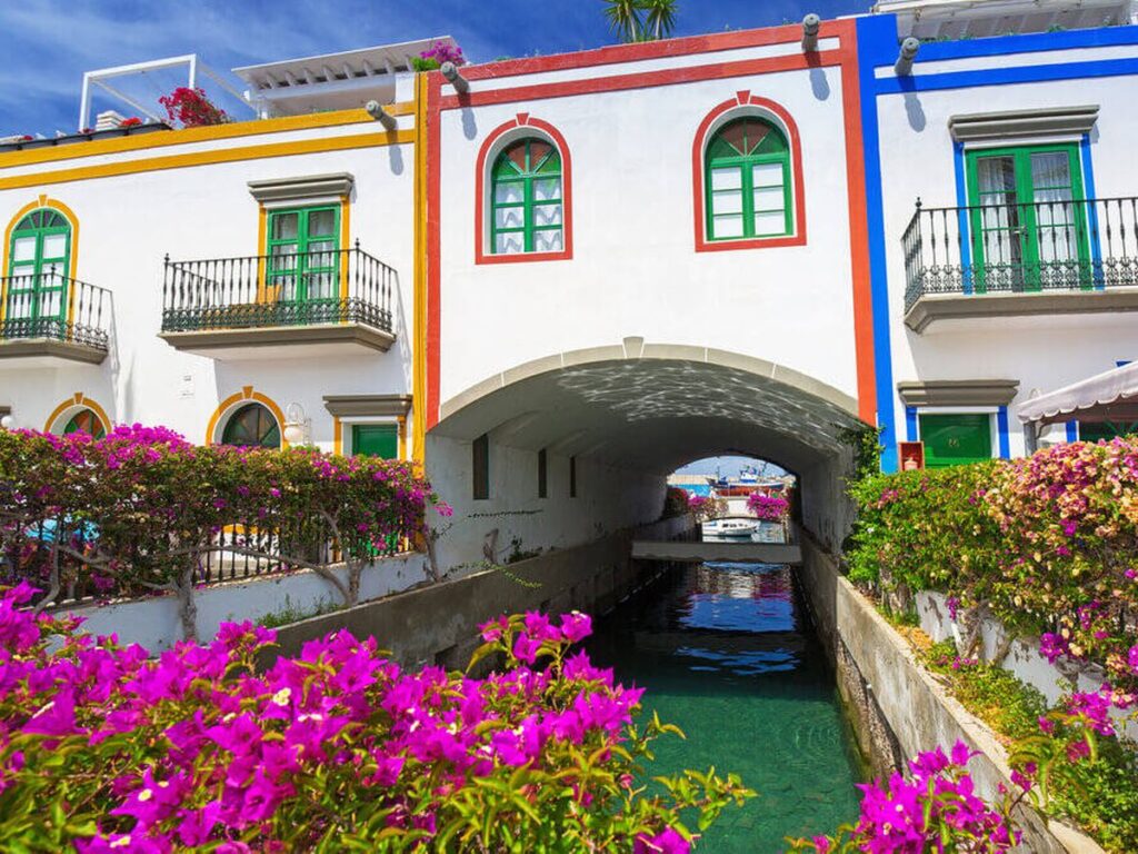 Canales y buganvillas de Puerto de Mogán, la pequeña Venecia canaria en Gran Canaria