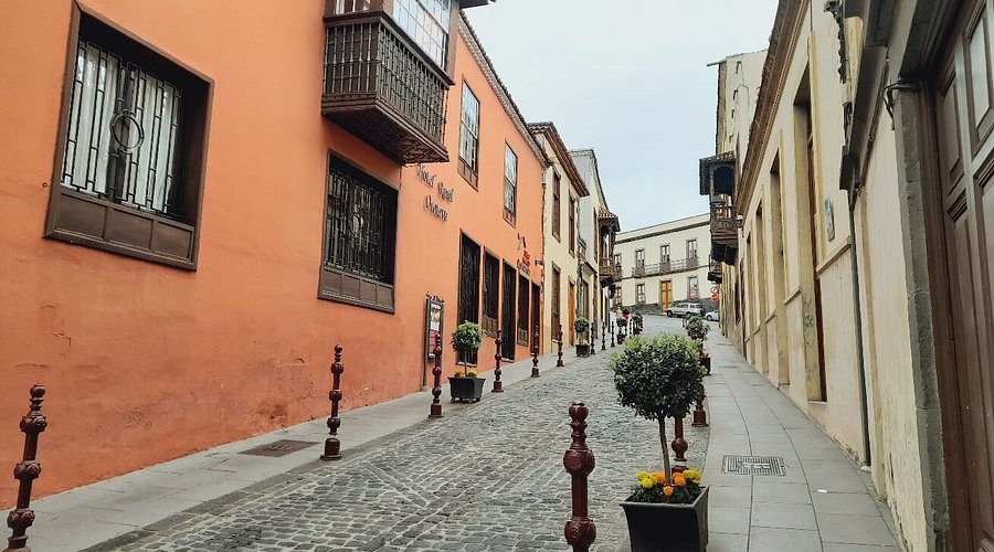 Casco histórico La Orotava con balcones de madera y calles empedradas en Tenerife norte
