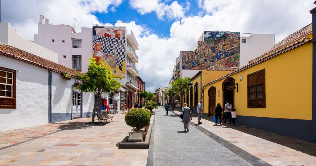 Casco histórico de Los Llanos de Aridane con balcones de madera y comercios en el centro urbano, La Palma