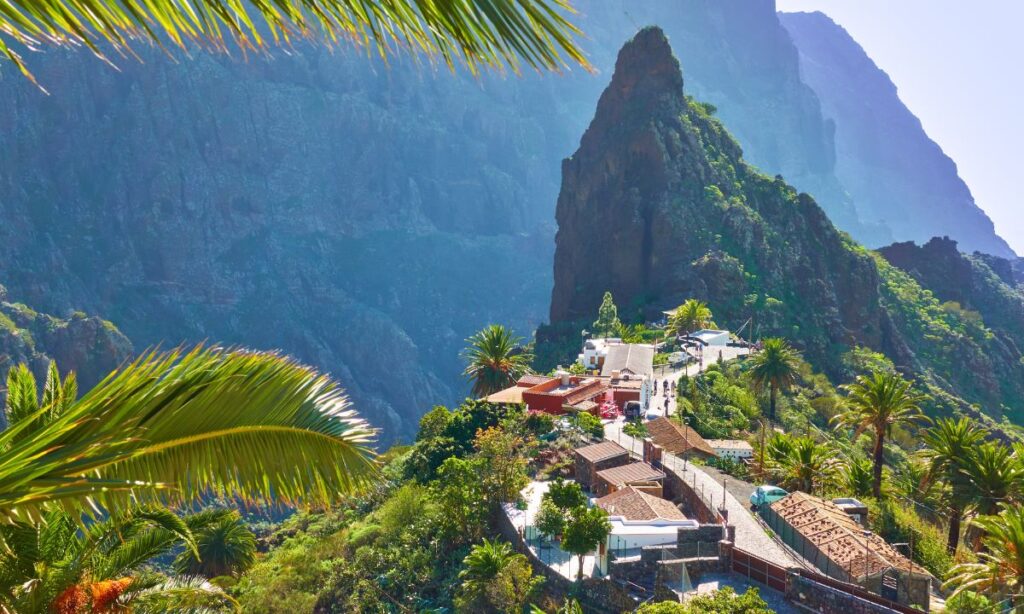 Caserío de Masca en el Macizo de Teno con barrancos y paisaje volcánico en Tenerife