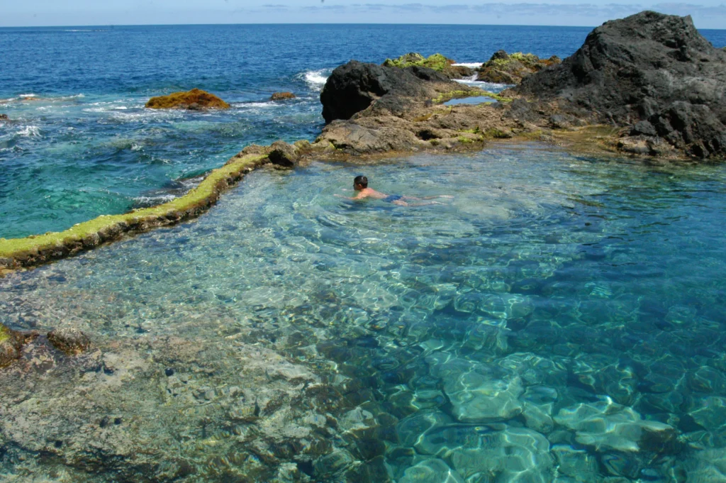 Charcos naturales de Garachico El Caletón con bañistas y oleaje atlántico en Tenerife norte