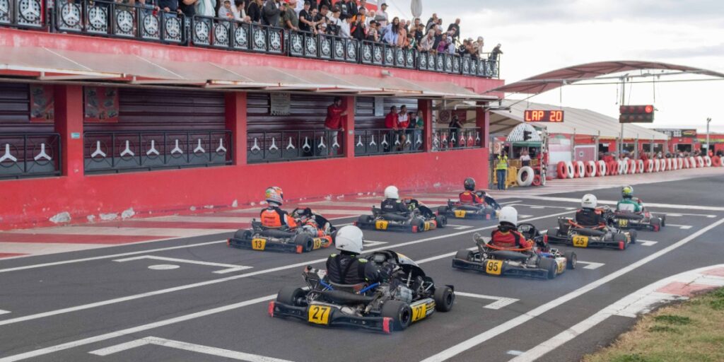 Circuito de karting Tenerife con karts en carrera y vistas panorámicas al Atlántico, Karting Club Arona