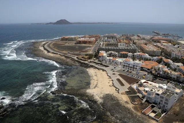 Corralejo Fuerteventura puerto y casco urbano con las dunas y el Atlántico al fondo vista general