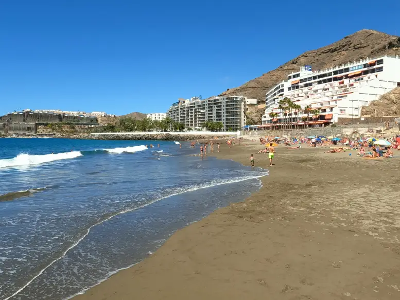 Costa de Patalavaca con aguas cristalinas y rocas volcánicas, playa tranquila en Mogán