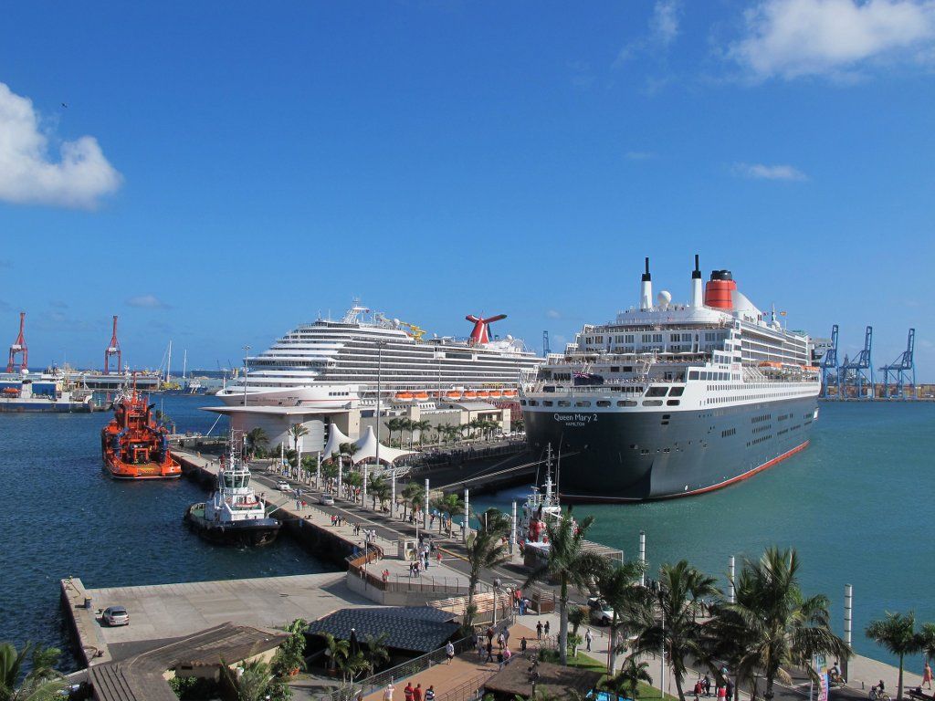 Crucero y ferris en el Puerto de La Luz Las Palmas de Gran Canaria al amanecer