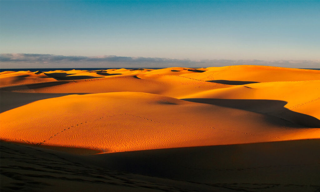 Dunas de Maspalomas junto a la playa del Inglés al atardecer, San Bartolomé de Tirajana, Gran Canaria