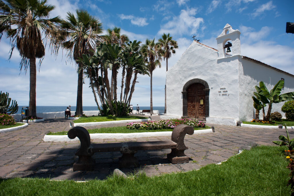 Ermita San Telmo y charcos naturales en la playa de arena negra de Puerto de la Cruz Tenerife