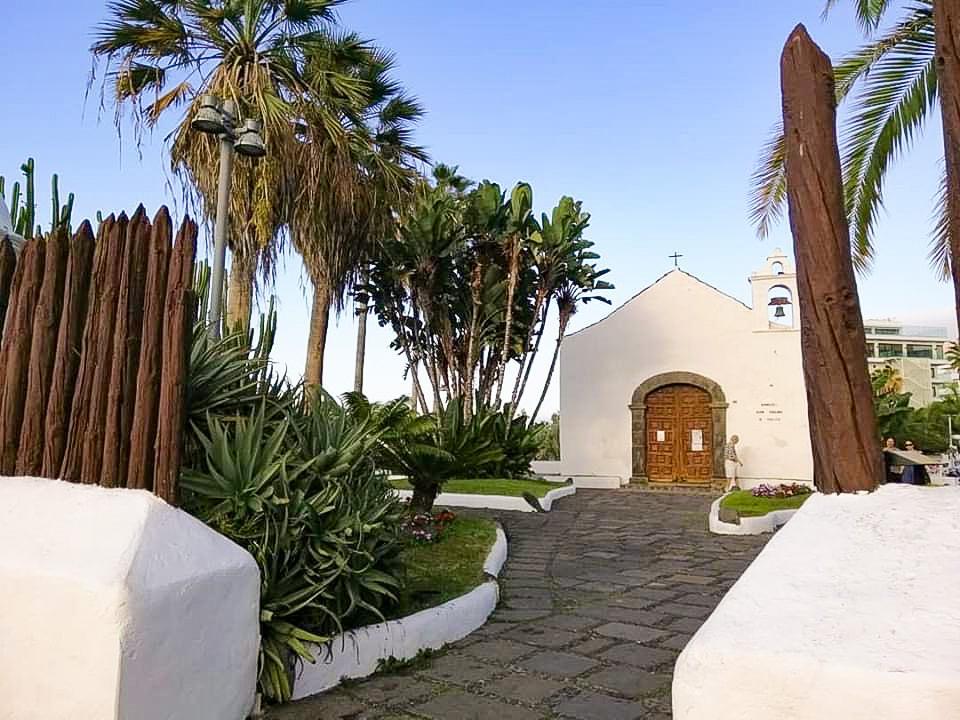 Ermita San Telmo sobre rocas volcánicas en el paseo marítimo de Puerto de la Cruz Tenerife