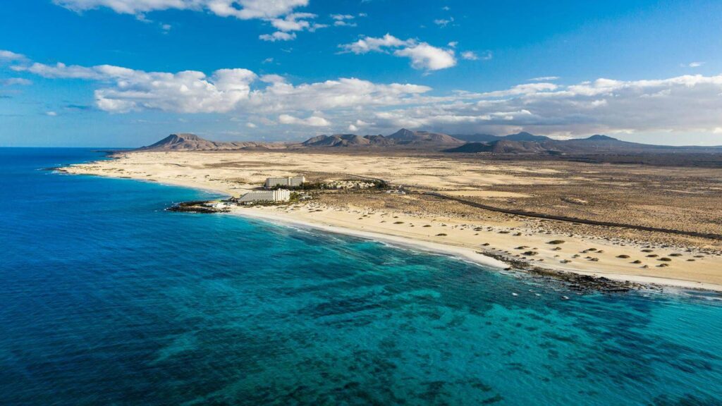 Grandes Playas de Corralejo con las dunas y el mar Grandes Playas de Corralejo en La Oliva, Fuerteventura, con dunas de arena y mar turquesa
